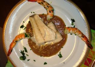 FILETTO DI BRANZINO IN CONSOMME DI FUNGHI E GAMBERI AL PREZZEMOLO E ARANCIA